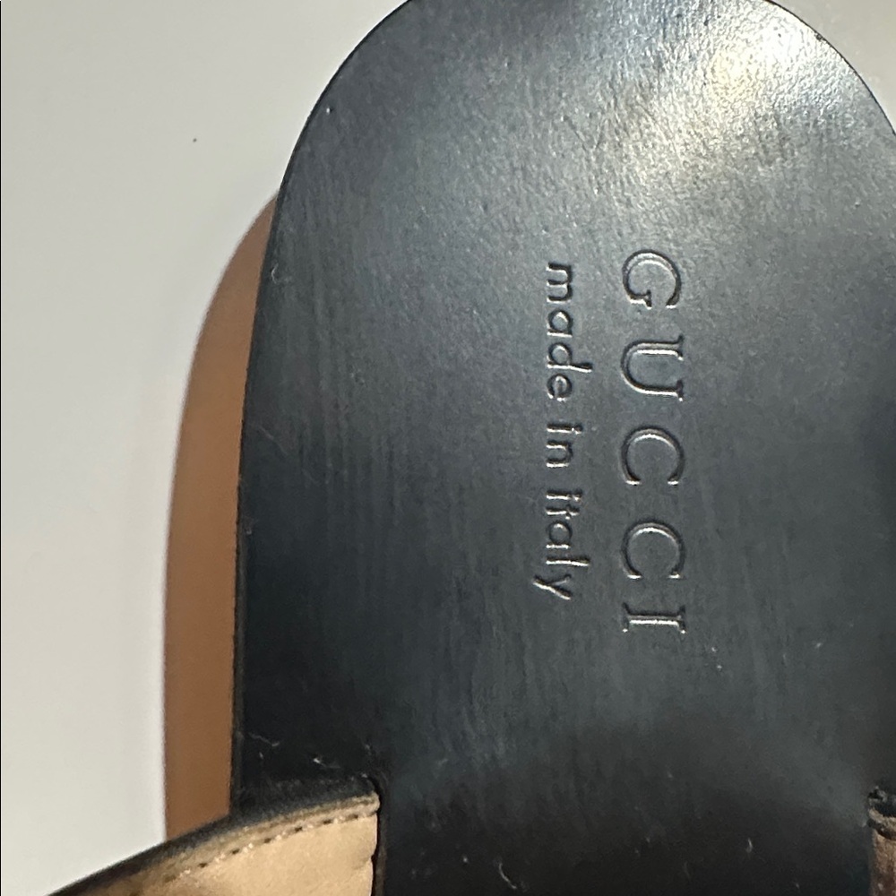 Gucci Black Sandals with Gold Logo - Picture 2 of 3